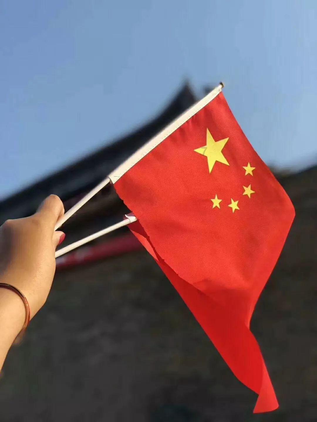 牛仔喇叭裤搭白色吊带背心，尽显个性的魅力，你觉得能穿出夏日的美吗？游戏画面