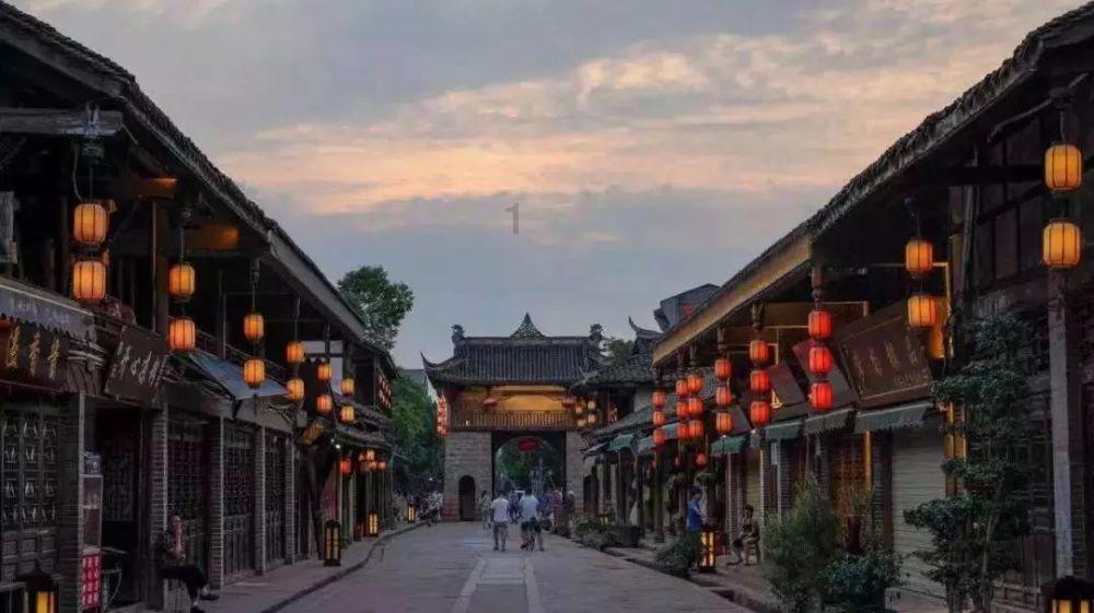 牛仔喇叭裤搭白色吊带背心，尽显个性的魅力，你觉得能穿出夏日的美吗？游戏画面
